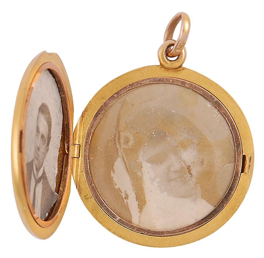 În interiorul depozitului secret unde sunt ținute mii de obiecte recuperate de pe Titanic. Poveștile despre care nu s-a aflat până acum 917644