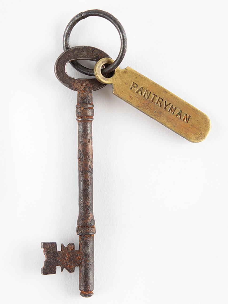 În interiorul depozitului secret unde sunt ținute mii de obiecte recuperate de pe Titanic. Poveștile despre care nu s-a aflat până acum 917646