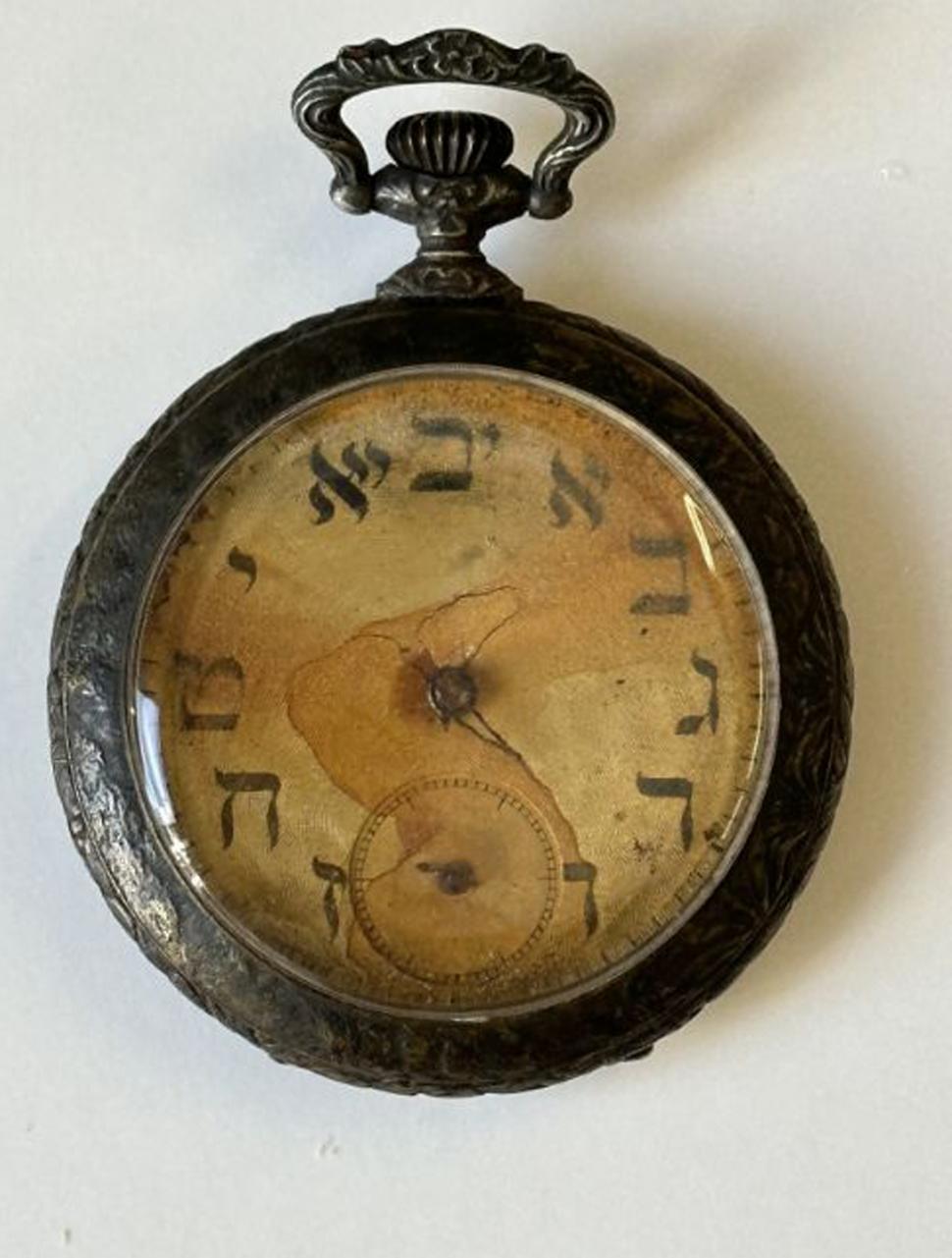 În interiorul depozitului secret unde sunt ținute mii de obiecte recuperate de pe Titanic. Poveștile despre care nu s-a aflat până acum 917648