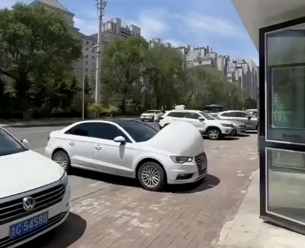 VIDEO Mașini „însărcinate” în China. Efectul hilar, dar periculos al căldurii extreme 918094