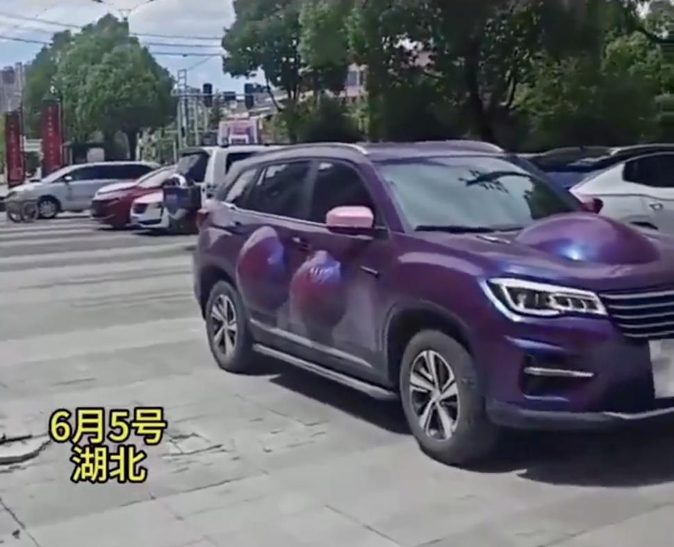 VIDEO Mașini „însărcinate” în China. Efectul hilar, dar periculos al căldurii extreme 918096