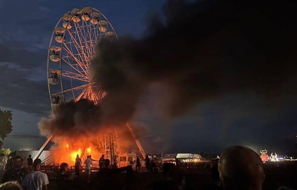 O roată panoramică a luat foc cu pasagerii la înălțime. Un cântăreț a ținut mulțimea de vorbă, pentru a evita panica, în Germania 918159