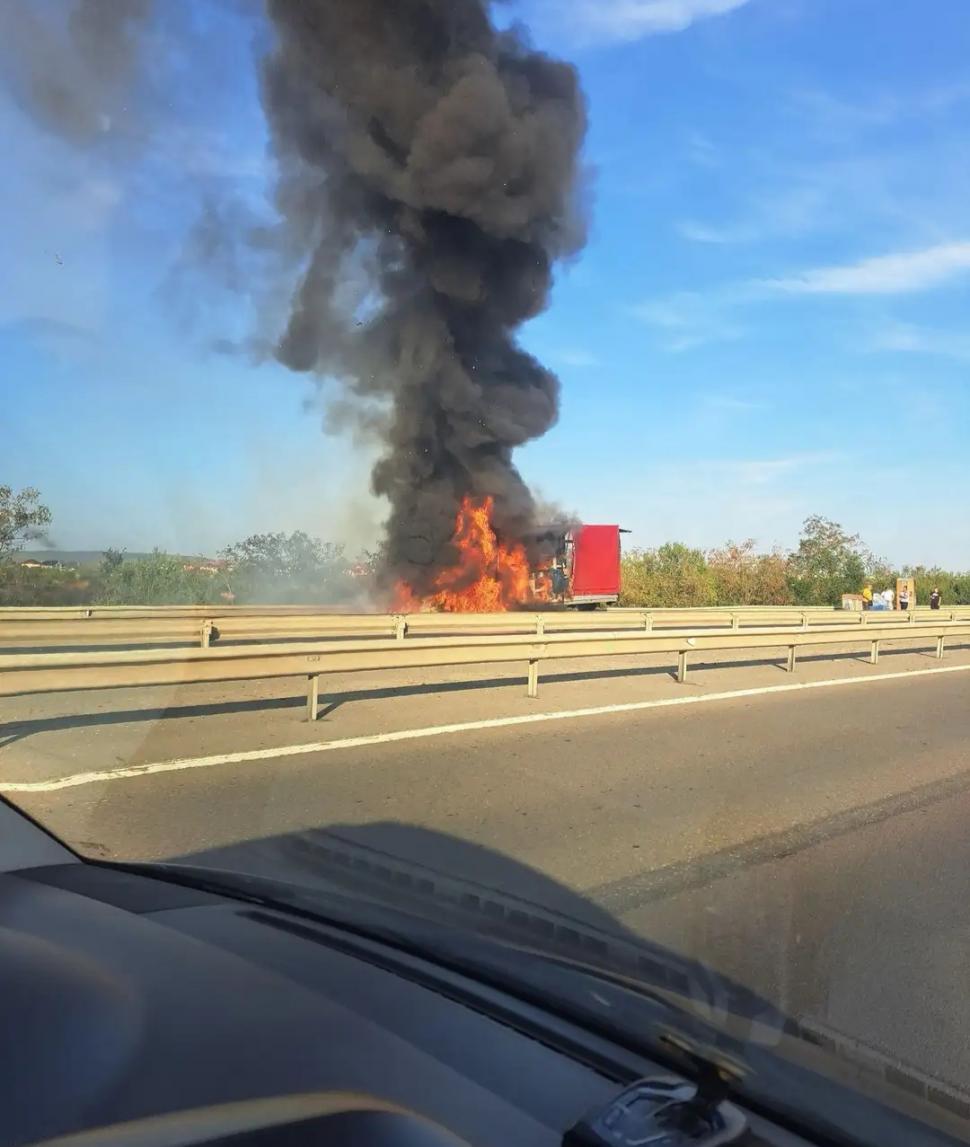 Incendiu pe Autostrada A1: Traficul este blocat complet pe sensul București - Pitești, după ce o mașină a luat foc 918342