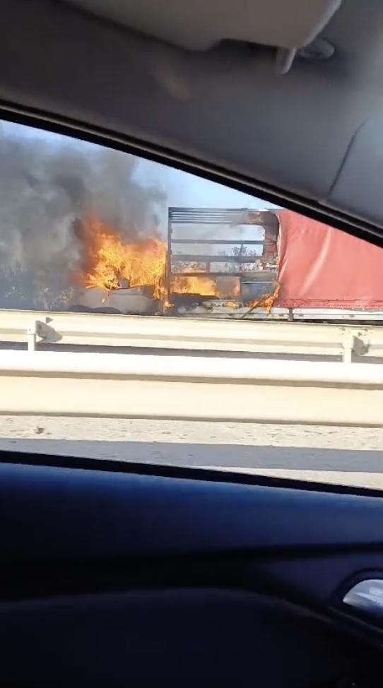 Incendiu pe Autostrada A1: Traficul este blocat complet pe sensul București - Pitești, după ce o mașină a luat foc 918344