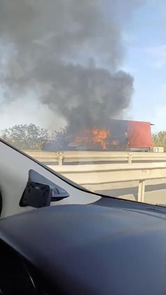 Incendiu pe Autostrada A1: Traficul este blocat complet pe sensul București - Pitești, după ce o mașină a luat foc 918345