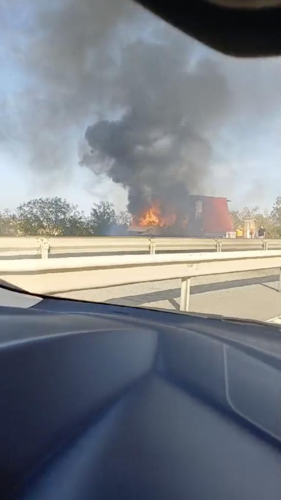 Incendiu pe Autostrada A1: Traficul este blocat complet pe sensul București - Pitești, după ce o mașină a luat foc 918346