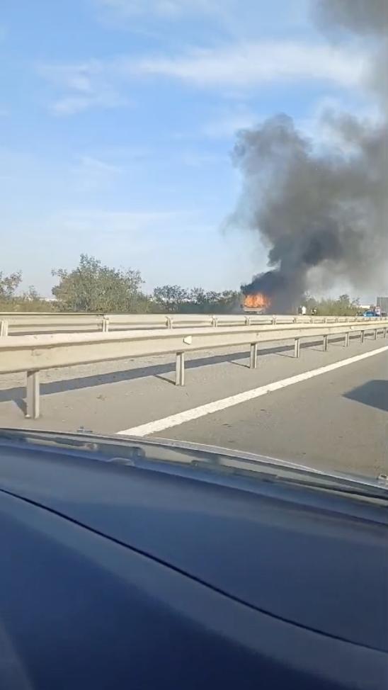 Incendiu pe Autostrada A1: Traficul este blocat complet pe sensul București - Pitești, după ce o mașină a luat foc 918347