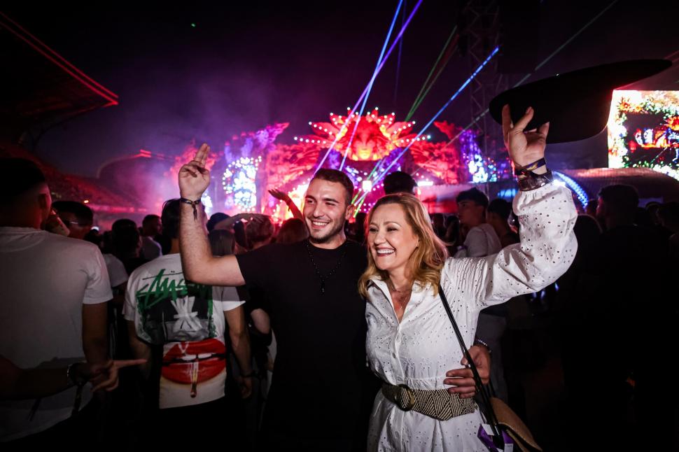 Cât costă promovarea Elenei Lasconi pentru prezidențiale. Primărița își face deja campanie prin mănăstiri, la Untold și în Vama Veche 918433