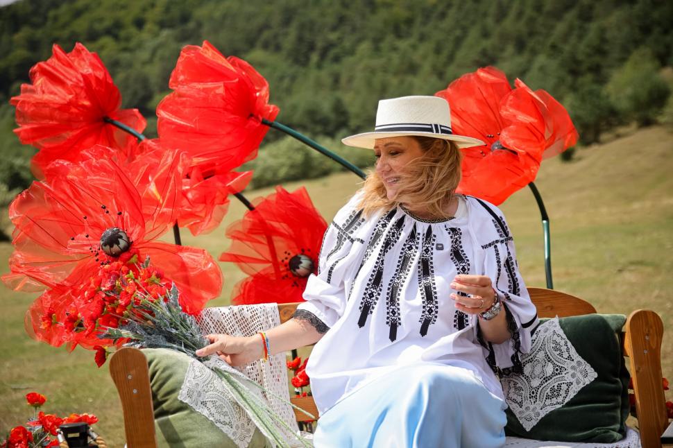 Cât costă promovarea Elenei Lasconi pentru prezidențiale. Primărița își face deja campanie prin mănăstiri, la Untold și în Vama Veche 918434