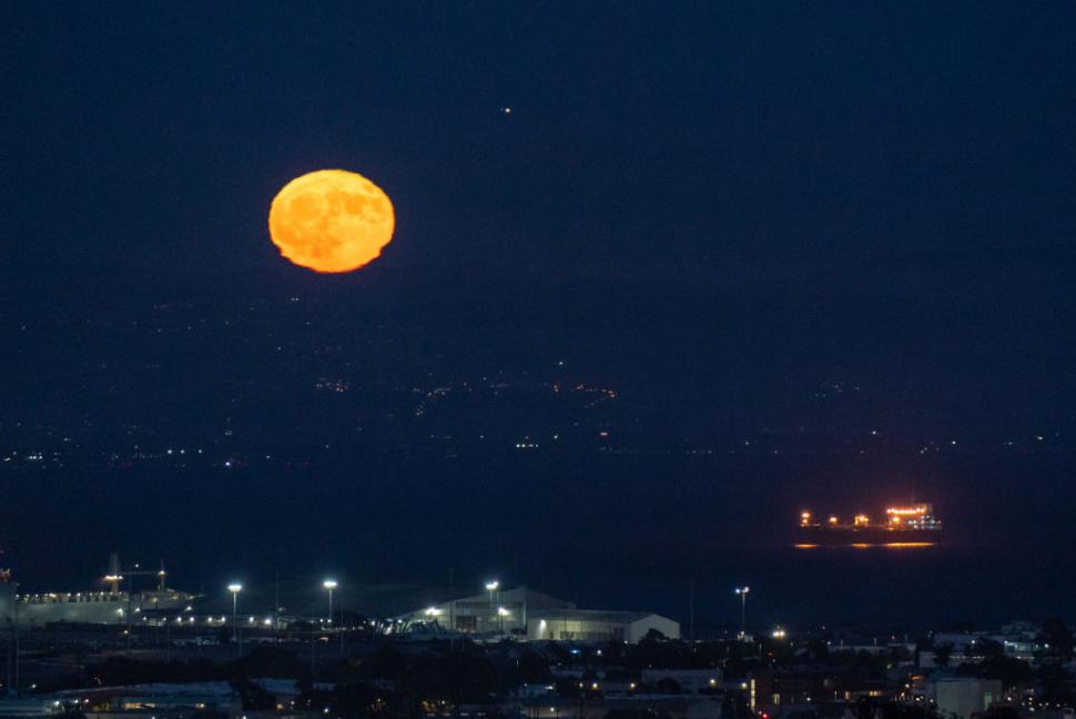 Cum s-a văzut Superluna Albastră din diferite colțuri ale lumii. Cele mai spectaculoase imagini surprinse în timpul nopții 918506