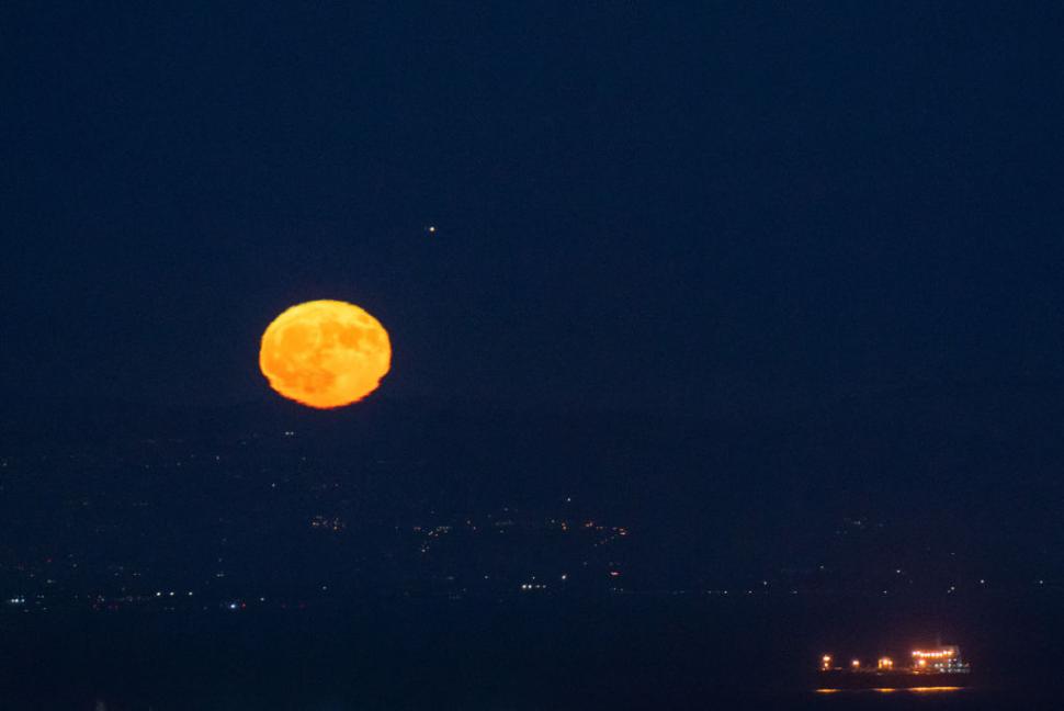 Cum s-a văzut Superluna Albastră din diferite colțuri ale lumii. Cele mai spectaculoase imagini surprinse în timpul nopții 918508