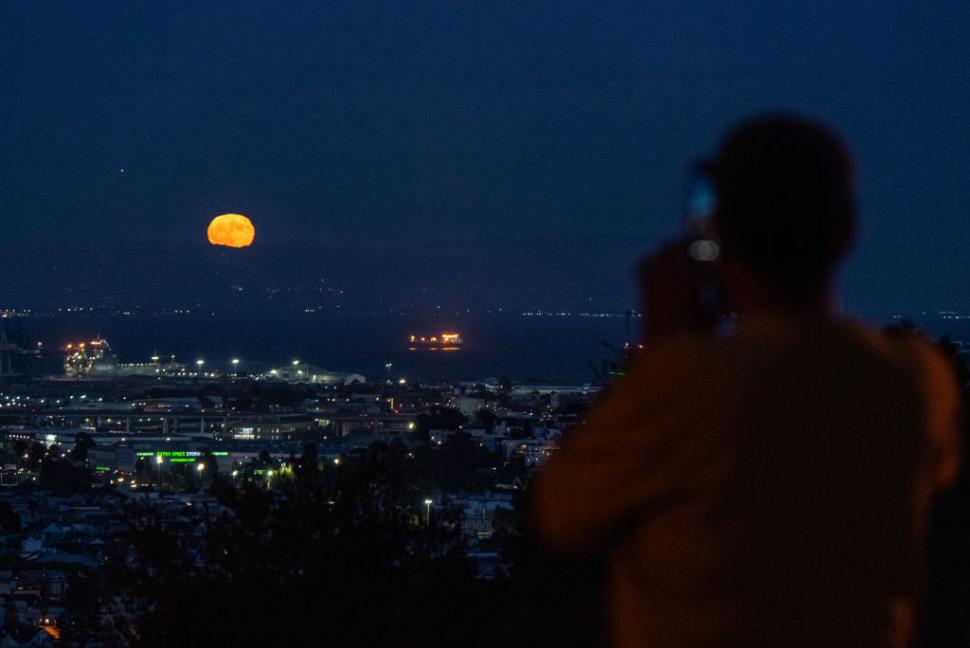 Cum s-a văzut Superluna Albastră din diferite colțuri ale lumii. Cele mai spectaculoase imagini surprinse în timpul nopții 918509