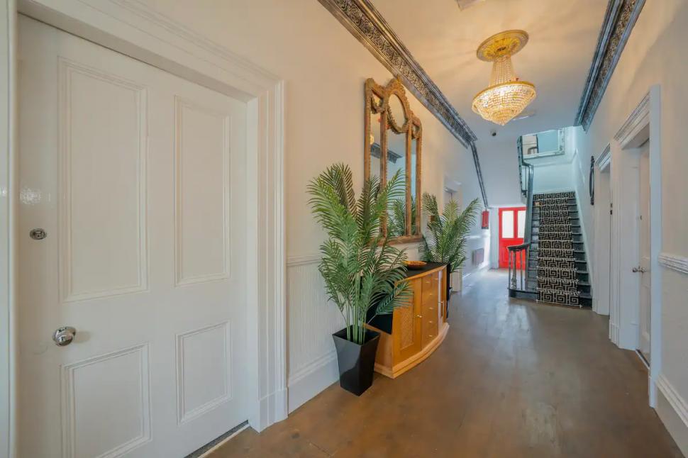 Casa care găzduia clubul unde membrii formaţiei Beatles şi-au început cariera se poate închiria online: „Au cântat şi au stat aici” 918781