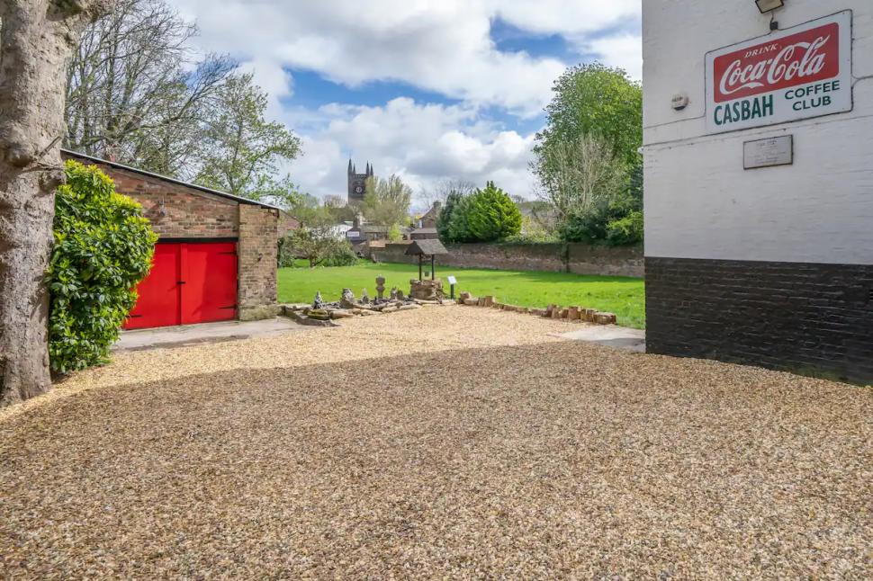 Casa care găzduia clubul unde membrii formaţiei Beatles şi-au început cariera se poate închiria online: „Au cântat şi au stat aici” 918783