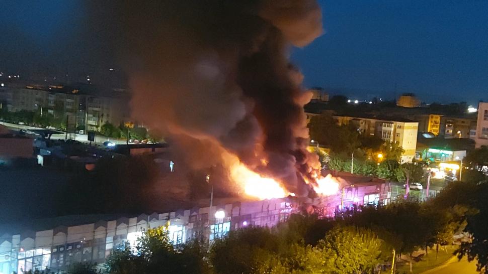 VIDEO Incendiu puternic la Craiova. 5 magazine au fost cuprinse de flăcări 918611