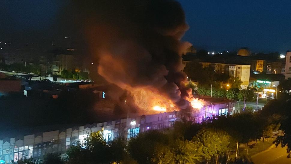 VIDEO Incendiu puternic la Craiova. 5 magazine au fost cuprinse de flăcări 918612