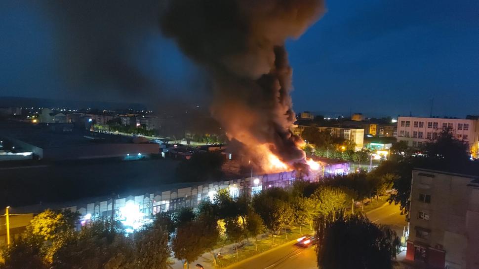 VIDEO Incendiu puternic la Craiova. 5 magazine au fost cuprinse de flăcări 918613
