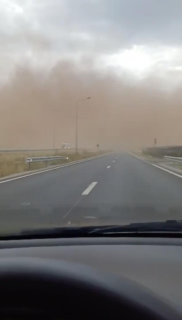 Fenomen bizar pe cer, în Oradea: Oamenii au filmat nori de praf roșu în oraș. Pulberea ar fi de la o fostă fabrică de vopsele 918984