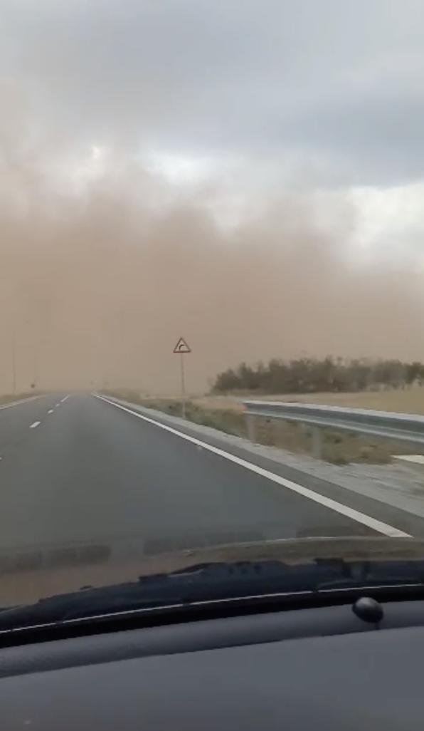 Fenomen bizar pe cer, în Oradea: Oamenii au filmat nori de praf roșu în oraș. Pulberea ar fi de la o fostă fabrică de vopsele 918985