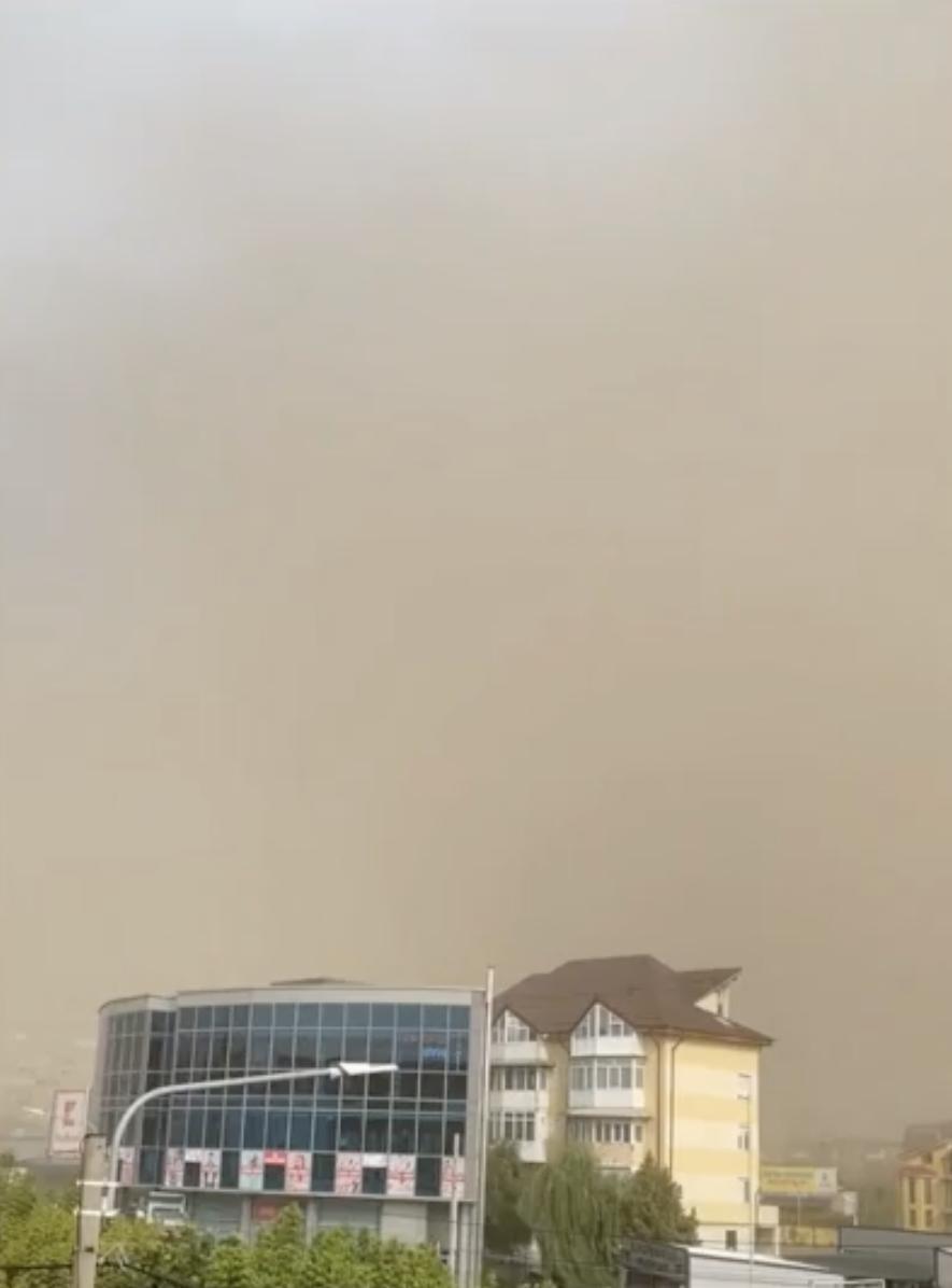 Fenomen bizar pe cer, în Oradea: Oamenii au filmat nori de praf roșu în oraș. Pulberea ar fi de la o fostă fabrică de vopsele 918990