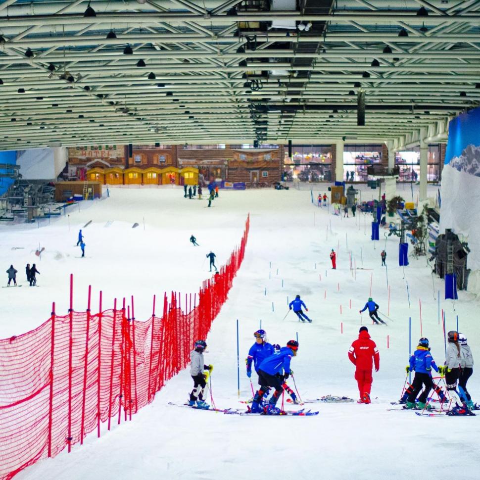 Un mall de lângă Madrid le oferă vizitatorilor o „stațiune de schi” acoperită, deschisă tot anul: „Uit de cele 38 de grade de acasă” 919026