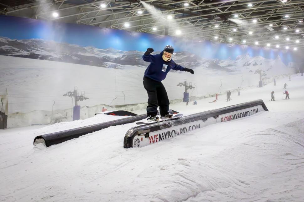 Un mall de lângă Madrid le oferă vizitatorilor o „stațiune de schi” acoperită, deschisă tot anul: „Uit de cele 38 de grade de acasă” 919028