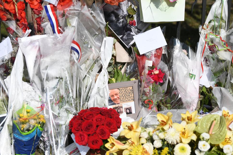  Alain Delon a fost înmormântat la moșia sa din Douchy, în capela construită chiar de el 919246