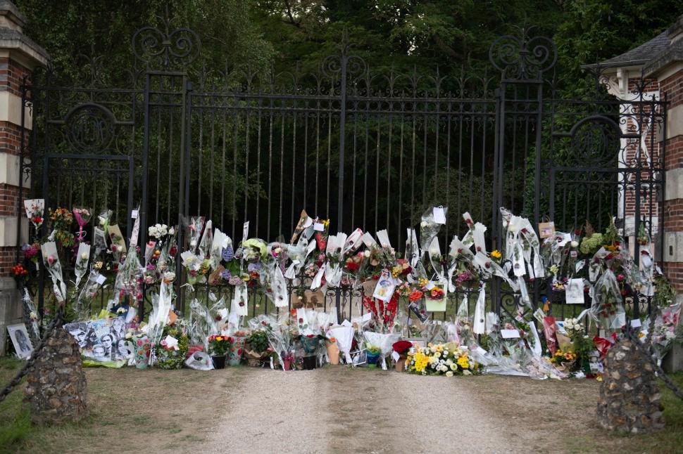  Alain Delon a fost înmormântat la moșia sa din Douchy, în capela construită chiar de el 919247