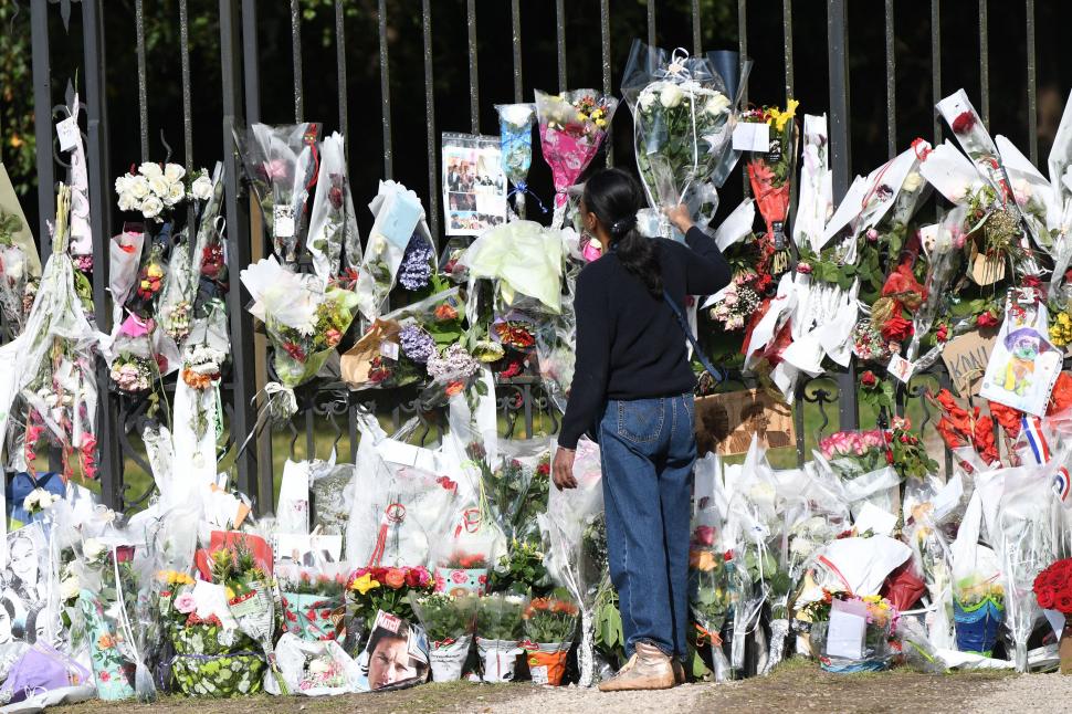  Alain Delon a fost înmormântat la moșia sa din Douchy, în capela construită chiar de el 919250