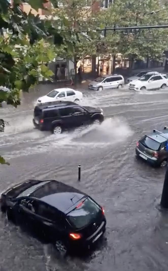 Imagini după prăpădul făcut de ploile torențiale în Cluj: Șosele inundate și copaci rupți. O mașină a fost scufundată 919758