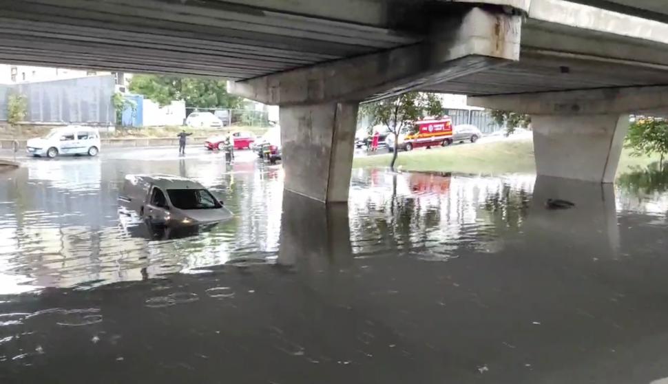 Imagini după prăpădul făcut de ploile torențiale în Cluj: Șosele inundate și copaci rupți. O mașină a fost scufundată 919759