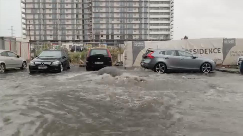 Imagini după prăpădul făcut de ploile torențiale în Cluj: Șosele inundate și copaci rupți. O mașină a fost scufundată 919760