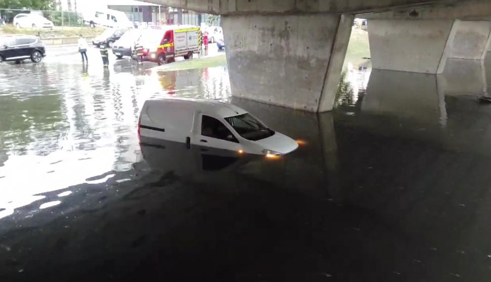 Imagini după prăpădul făcut de ploile torențiale în Cluj: Șosele inundate și copaci rupți. O mașină a fost scufundată 919761