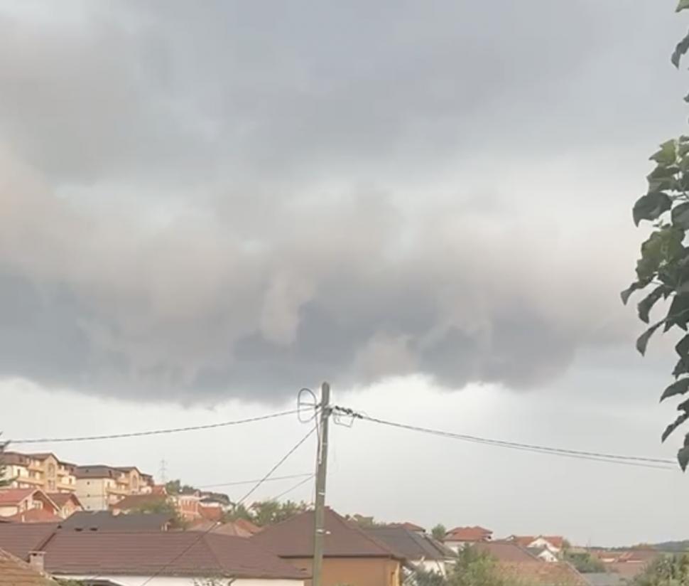 Imagini după prăpădul făcut de ploile torențiale în Cluj: Șosele inundate și copaci rupți. O mașină a fost scufundată 919762