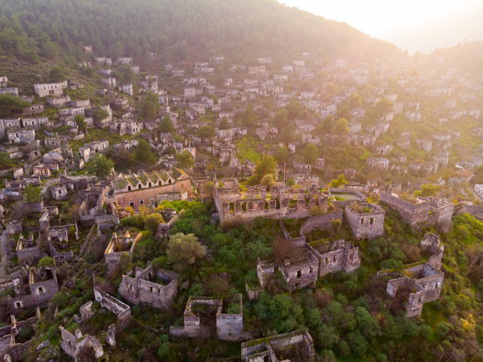 Orașul fantomă care a fost abandonat 100 de ani. „Oglinda întunecată a trecutului nostru” 919696