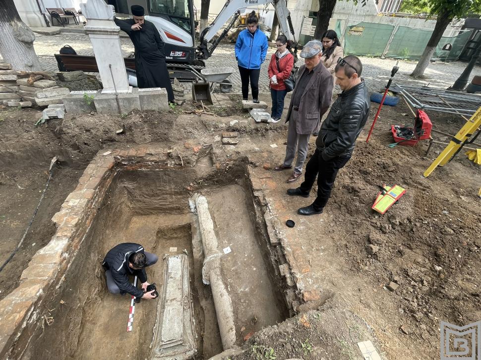 Povestea misteriosului sicriu de zinc găsit în curtea bisericii „Mavrogheni” din București. După restaurare, a fost deschis 919581