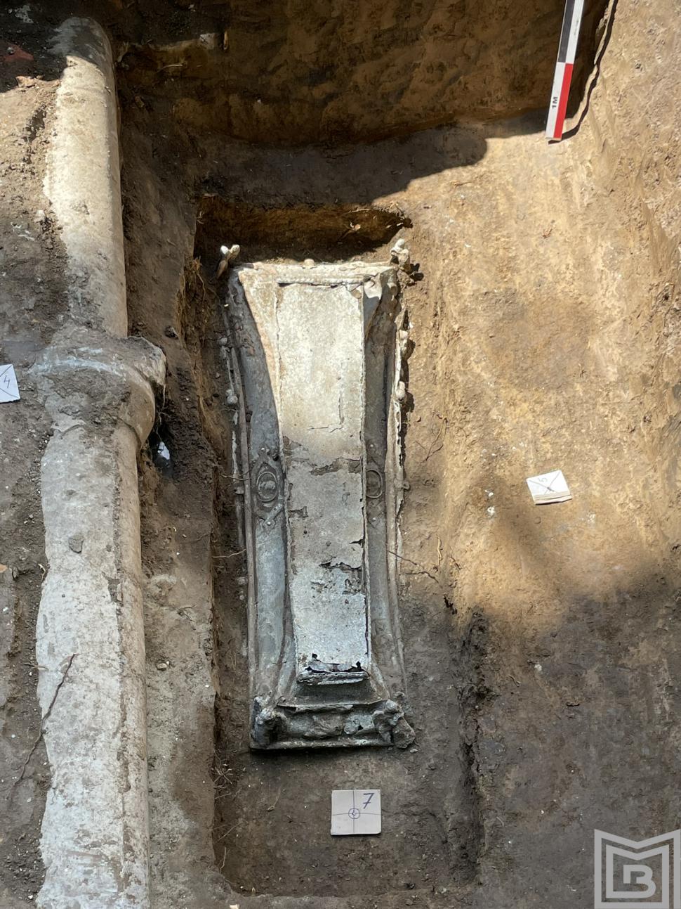 Povestea misteriosului sicriu de zinc găsit în curtea bisericii „Mavrogheni” din București. După restaurare, a fost deschis 919582