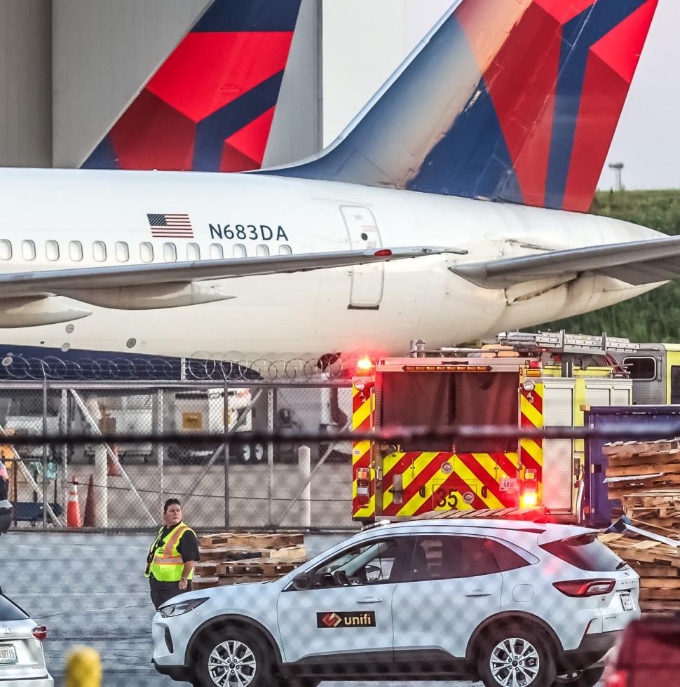 Roata unui avion Boeing a explodat pe aeroportul din Atlanta. Doi oameni au fost uciși 919769