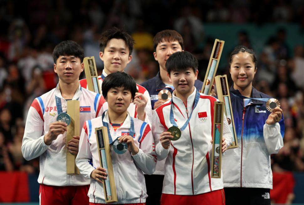 Sportivi nord-coreeni pedepsiți pentru selfie-ul viral de la Paris cu "inamicii" din Coreea de Sud. Ce vor păți pentru că au râs  919563