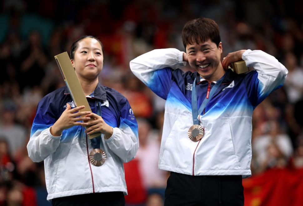 Sportivi nord-coreeni pedepsiți pentru selfie-ul viral de la Paris cu "inamicii" din Coreea de Sud. Ce vor păți pentru că au râs  919564