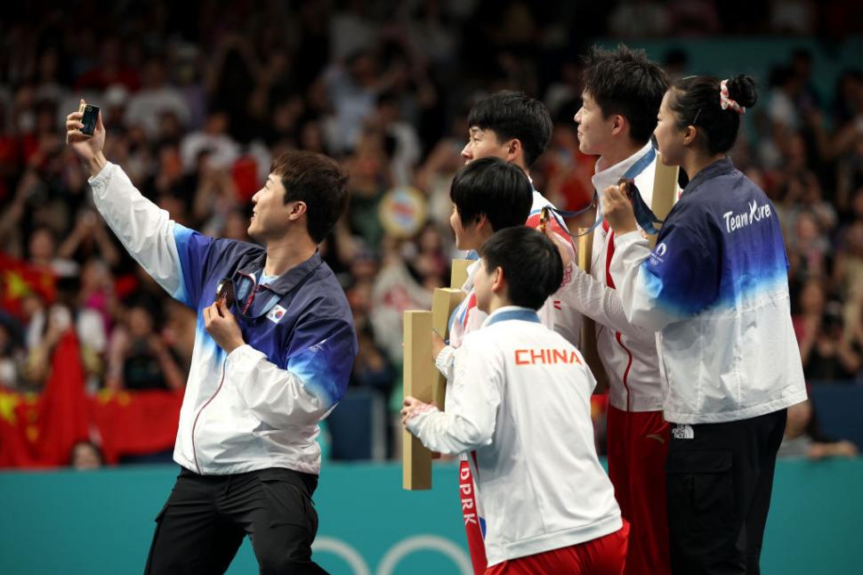 Sportivi nord-coreeni pedepsiți pentru selfie-ul viral de la Paris cu "inamicii" din Coreea de Sud. Ce vor păți pentru că au râs  919565