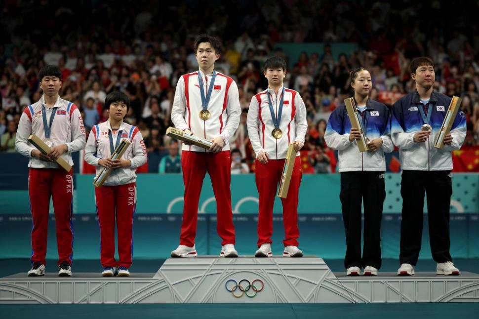 Sportivi nord-coreeni pedepsiți pentru selfie-ul viral de la Paris cu "inamicii" din Coreea de Sud. Ce vor păți pentru că au râs  919567