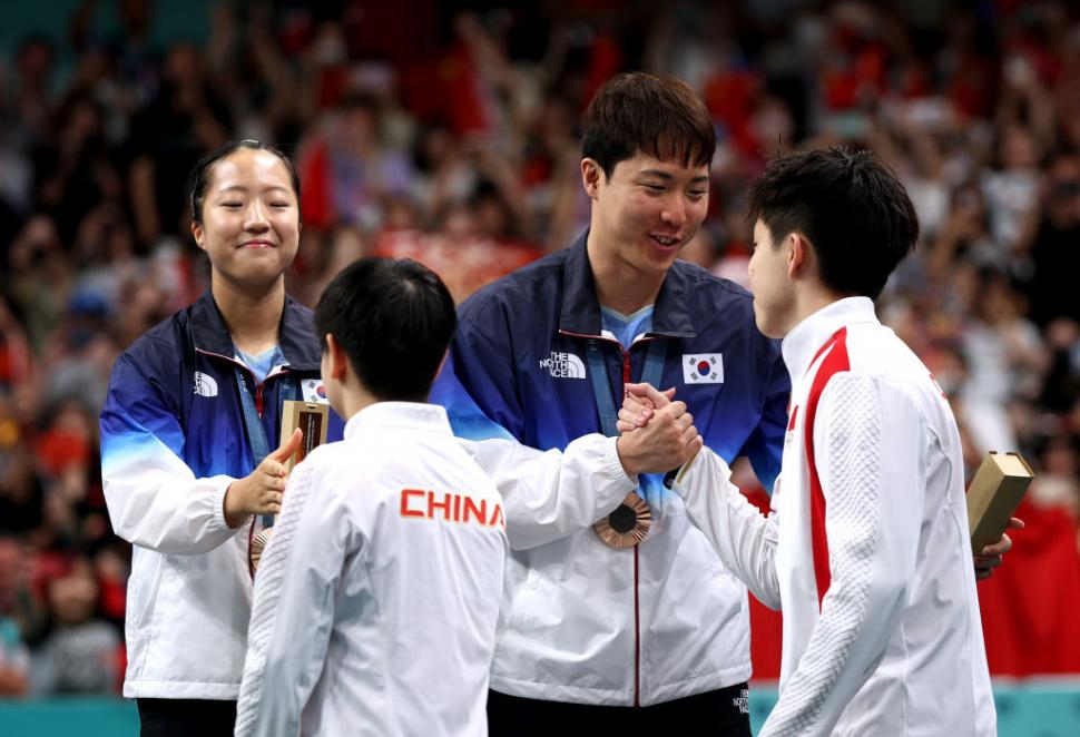 Sportivi nord-coreeni pedepsiți pentru selfie-ul viral de la Paris cu "inamicii" din Coreea de Sud. Ce vor păți pentru că au râs  919568