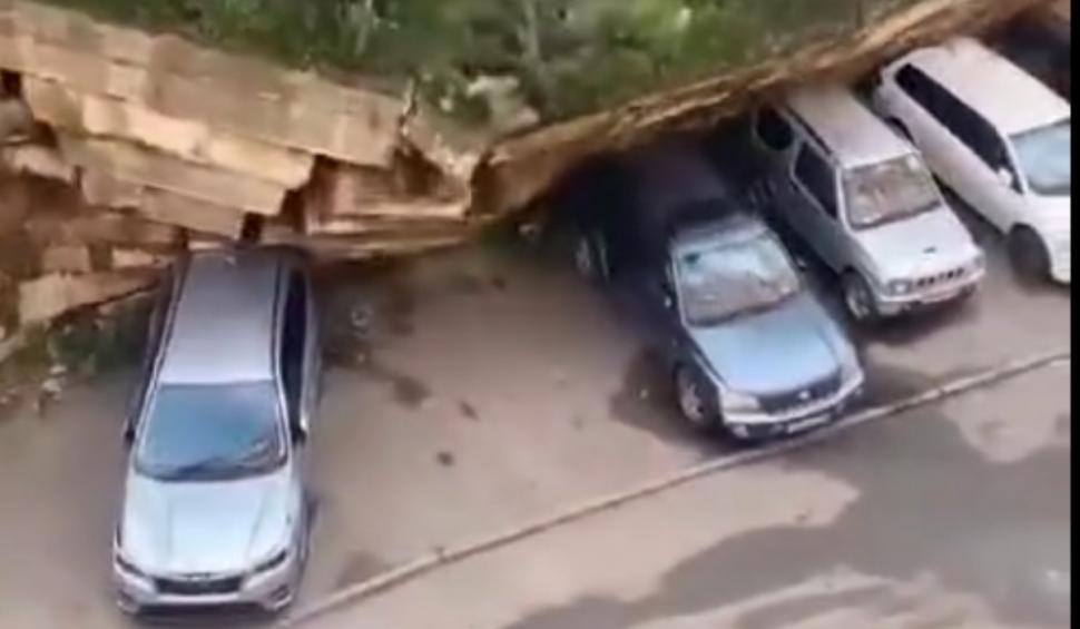 Momentul în care o femeie își salvează maşina din calea unei alunecări de teren, în Rusia 920001