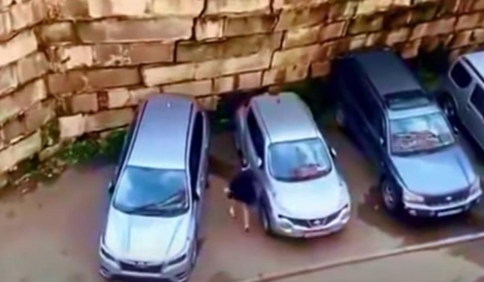 Momentul în care o femeie își salvează maşina din calea unei alunecări de teren, în Rusia 920002