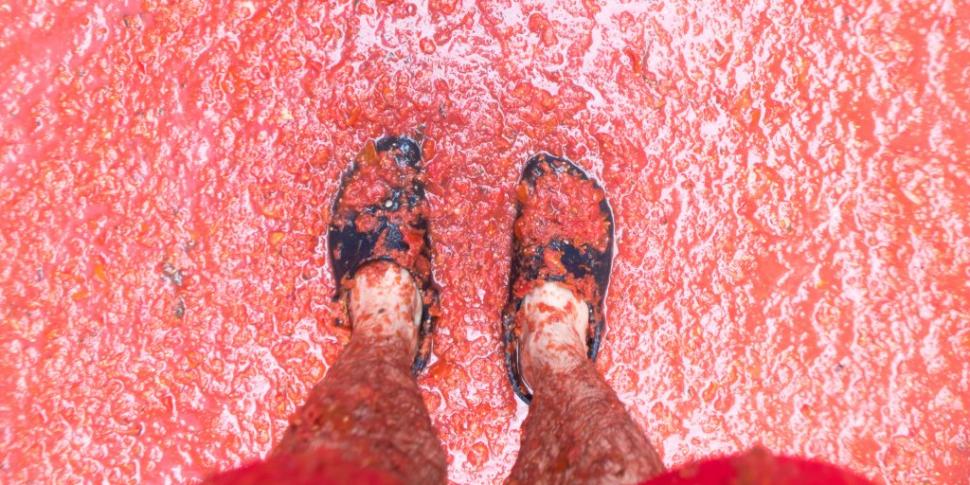 VIDEO Cel mai mare festival la care oamenii plătesc să se bată cu roșii: 22.000 de participanți au colorat străzile din Spania în roșu 920013