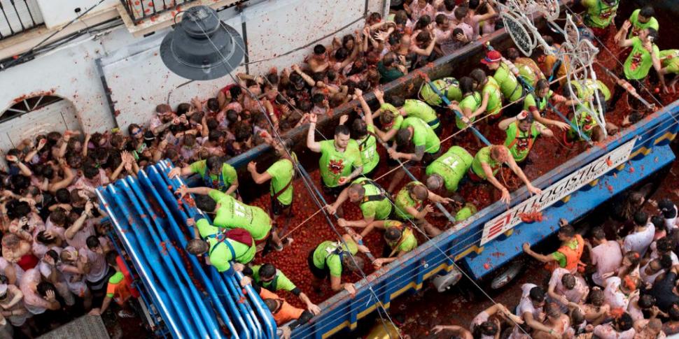 VIDEO Cel mai mare festival la care oamenii plătesc să se bată cu roșii: 22.000 de participanți au colorat străzile din Spania în roșu 920014