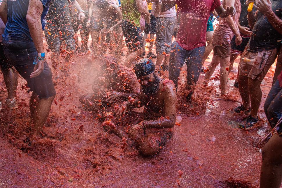 VIDEO Cel mai mare festival la care oamenii plătesc să se bată cu roșii: 22.000 de participanți au colorat străzile din Spania în roșu 920016
