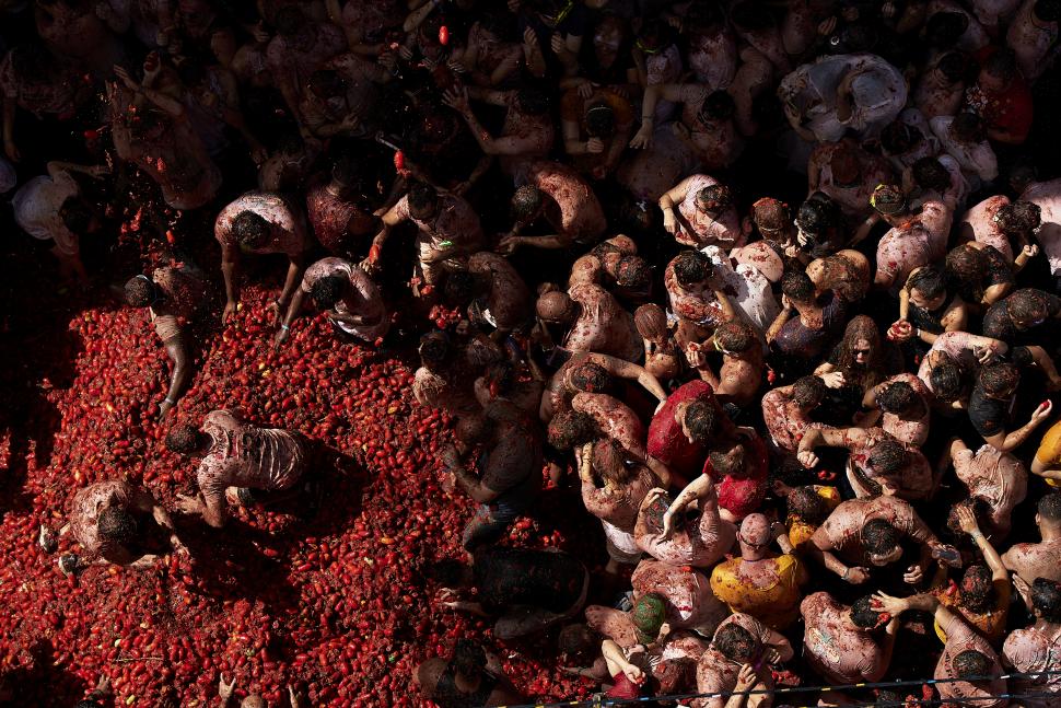 VIDEO Cel mai mare festival la care oamenii plătesc să se bată cu roșii: 22.000 de participanți au colorat străzile din Spania în roșu 920018