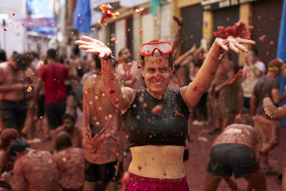 VIDEO Cel mai mare festival la care oamenii plătesc să se bată cu roșii: 22.000 de participanți au colorat străzile din Spania în roșu 920021